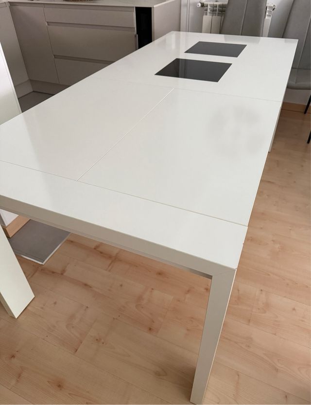 Mesa de comedor blanca y negra