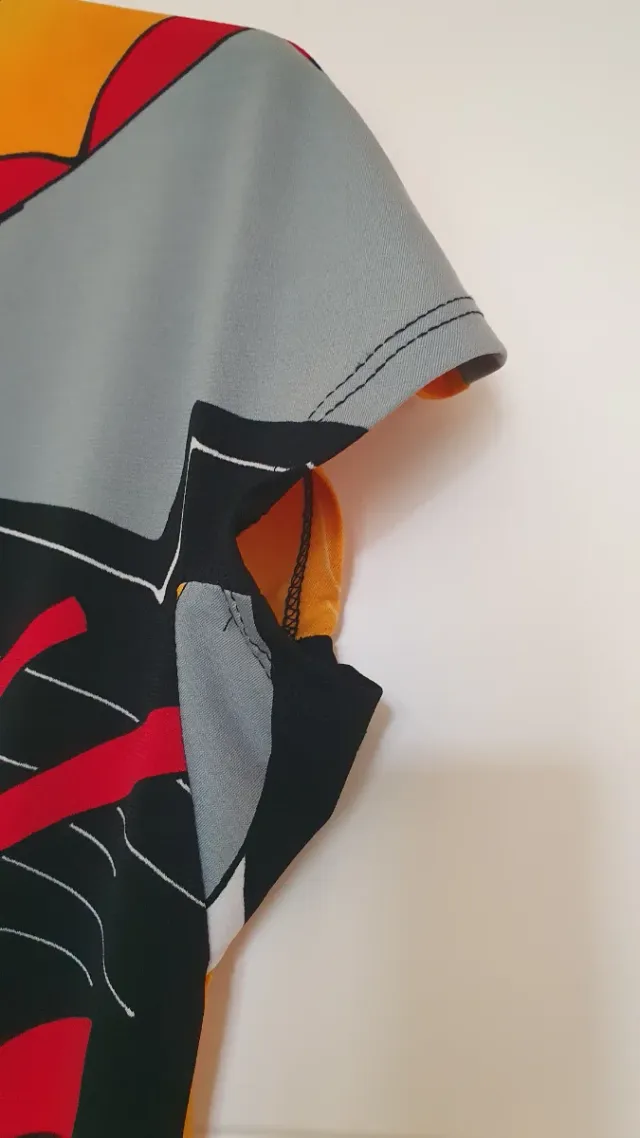 T-shirt fantasia astratta