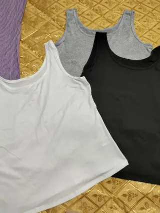 3 canottiere donna taglia unica Veste una L