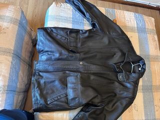 Cazadora de piel negra para hombre