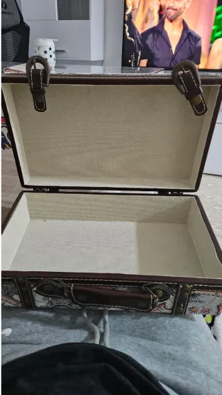 Maletita estilo vintage con mapa del mundo