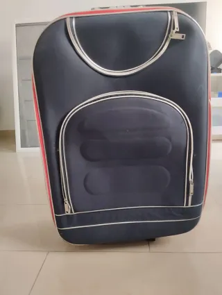 Maleta de viaje roja y negra