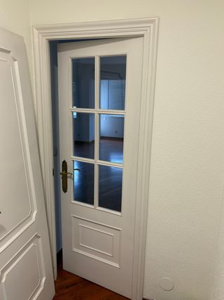 Puertas blancas de madera con molduras