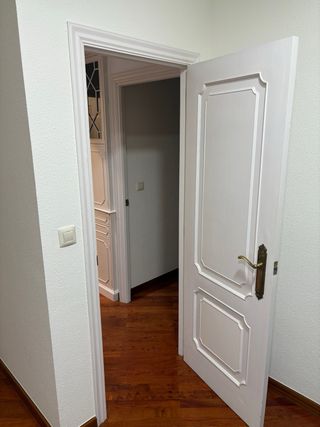 Puertas blancas de madera con molduras