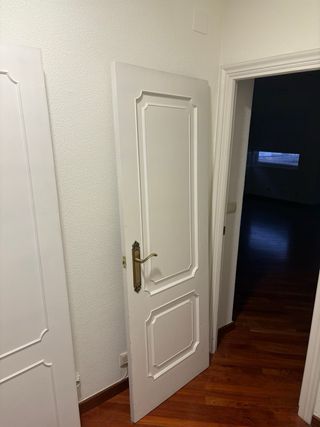 Puertas blancas de madera con molduras