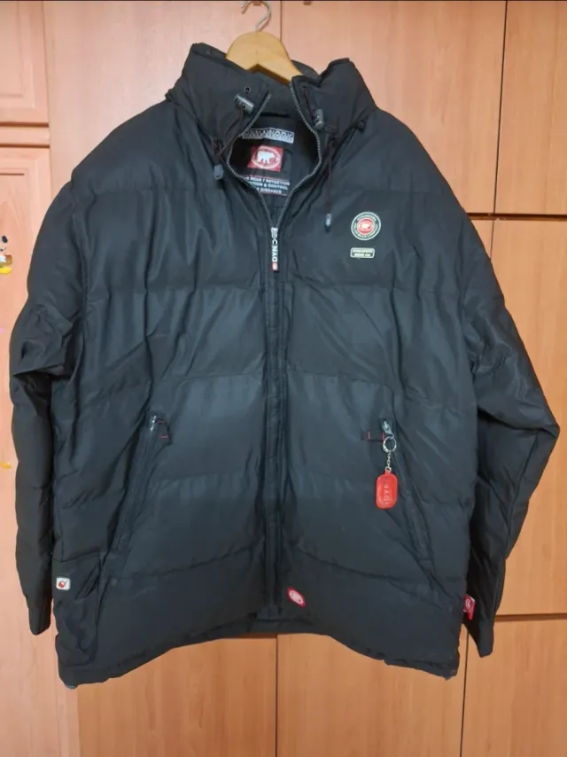 Chaqueta acolchada hombre. Color negro. Talla 6