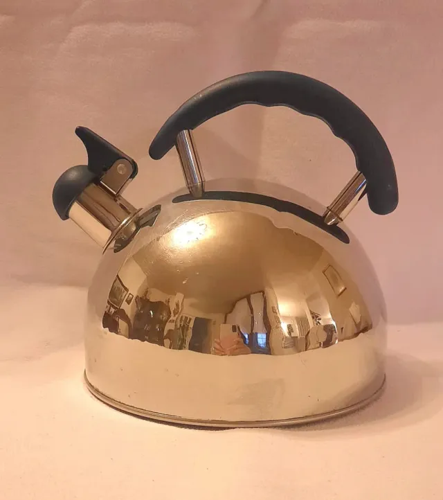 Teiera in metallo e plastica