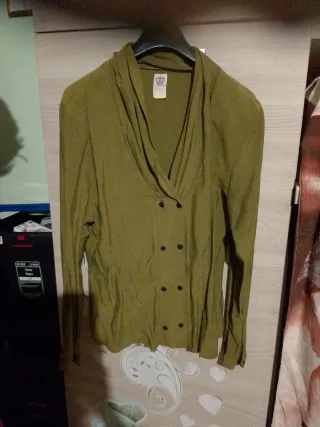 Blusa verde con botones