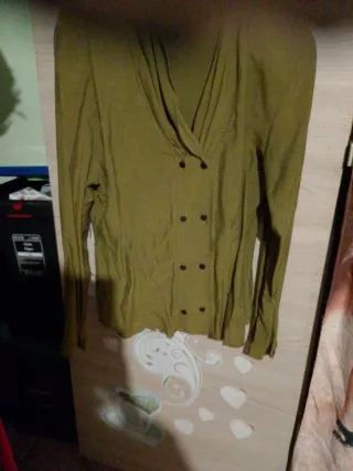 Blusa verde con botones