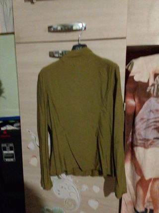 Blusa verde con botones