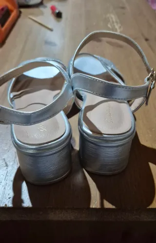 Sandalias plateadas tacón brillante