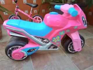 Moto de juguete rosa y azul