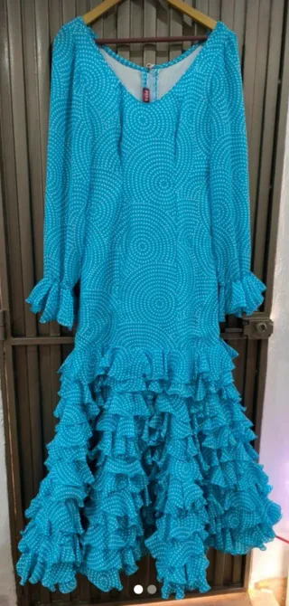 Traje de flamenca azul con lunares blancos