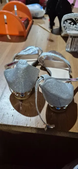 Sandalias plateadas con flores y lisas