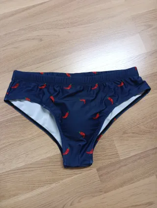 Bañador azul con estampado de guindillas