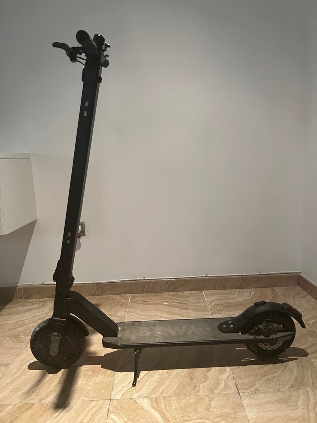 Patinete eléctrico Bowy averiado