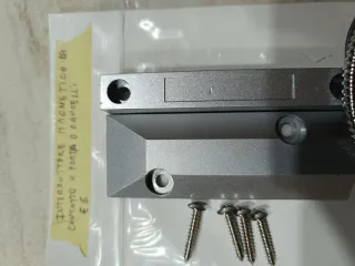 Interruttore magnetico porte/finestre.