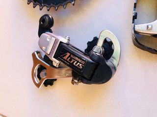 Platos, bielas y pedales Shimano Altus