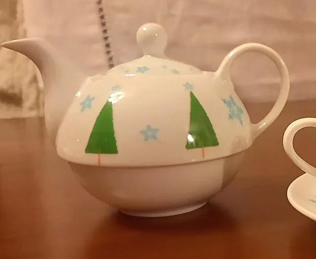 Teiera e tazzina con decorazioni invernali