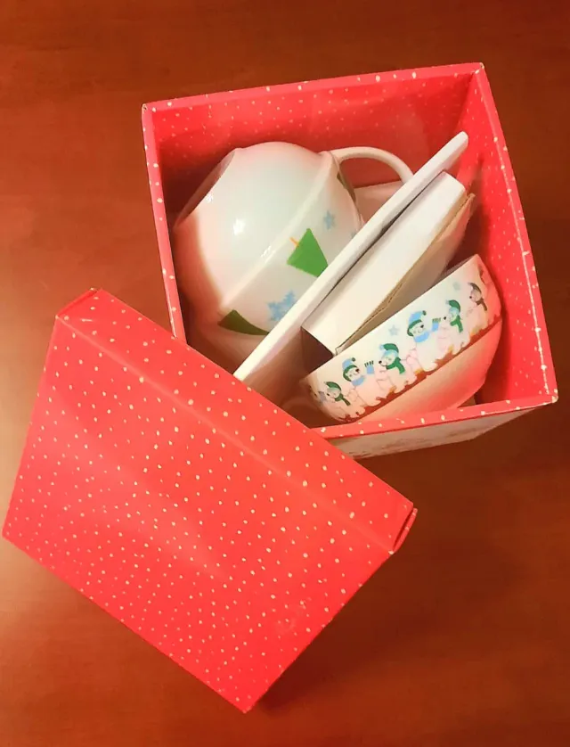 Teiera e tazzina con decorazioni invernali