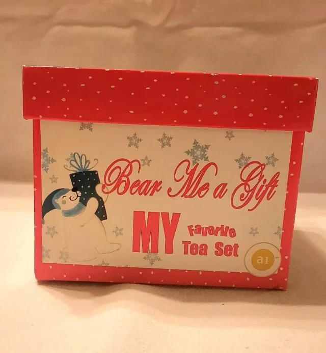 Teiera e tazzina con decorazioni invernali