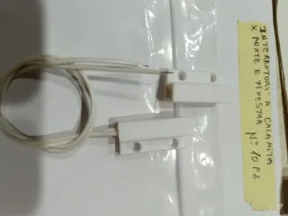 Interruttori magnetici per porte e finestre.