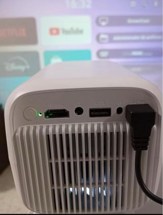 Proyector blanco con mando