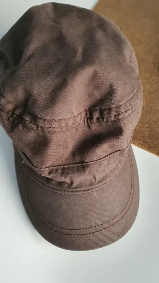Gorra marrón estilo militar