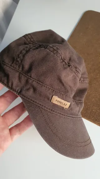 Gorra marrón estilo militar