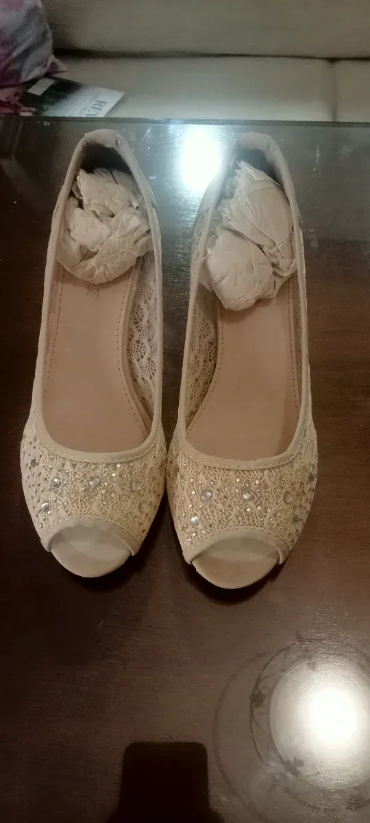 Tacones beige con pedrería