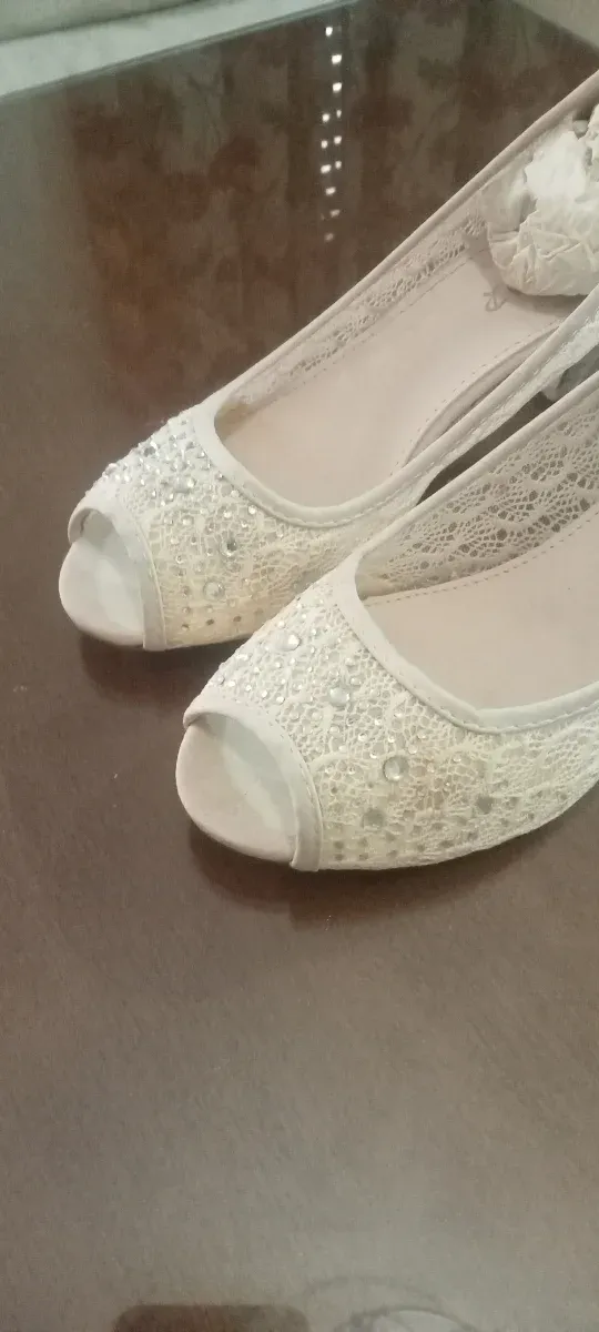 Tacones beige con pedrería