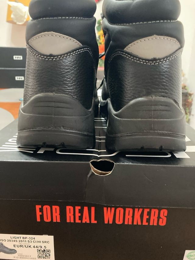 Botas de trabajo nuevas con puntera reforzada