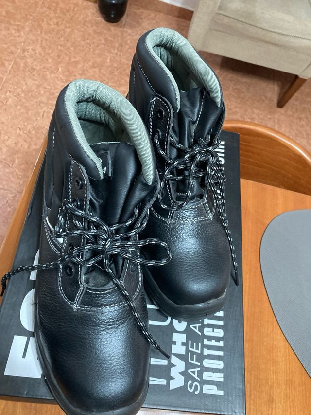 Botas de trabajo nuevas con puntera reforzada
