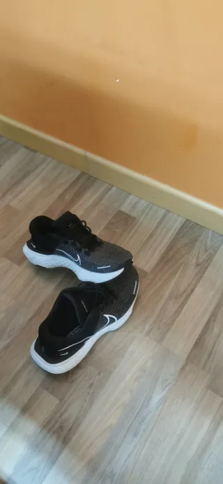 Zapatillas Nike Running Negras y Blancas de paseo.