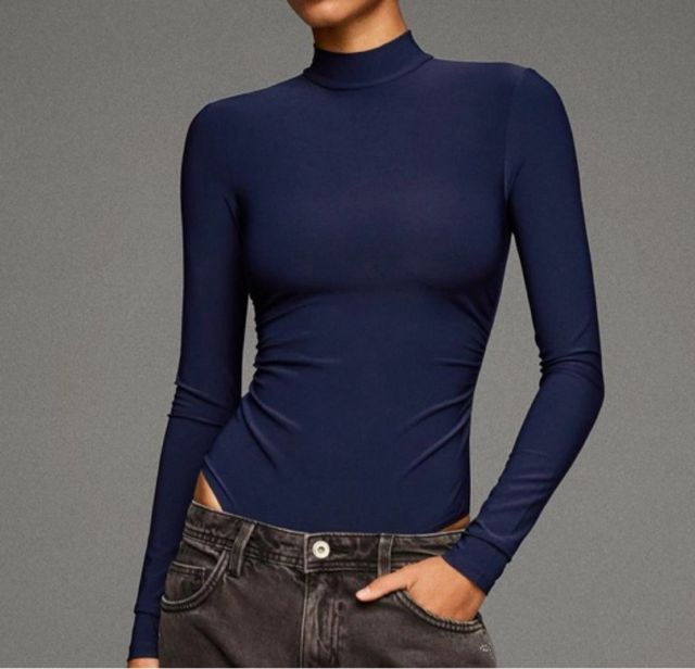 Body cuello alto azul marino