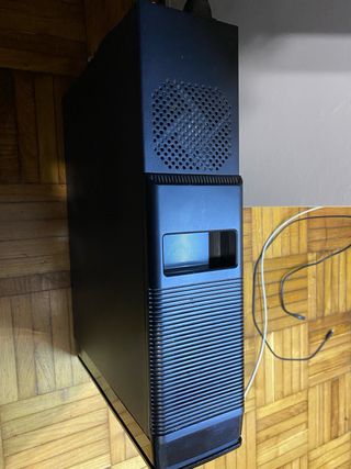 PC MSI Negro con Monitor BenQ y Teclado