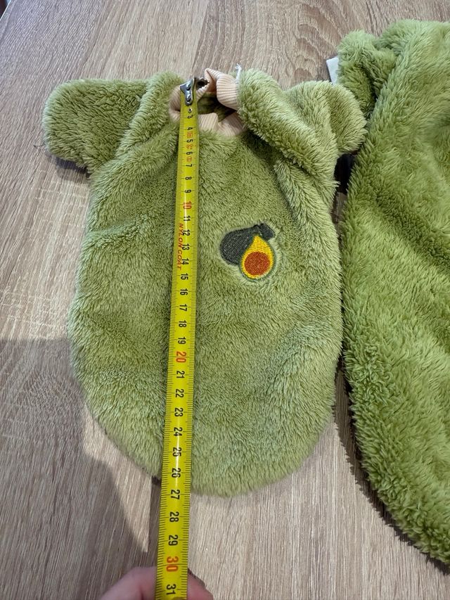 Traje de perro verde con aguacate