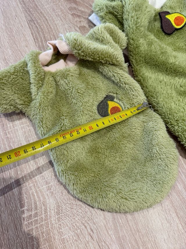 Traje de perro verde con aguacate