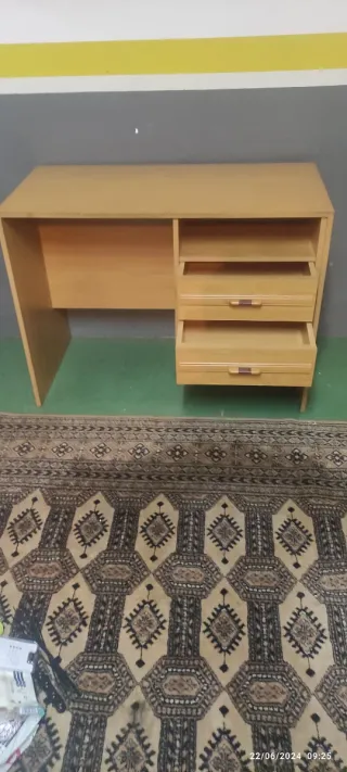 Escritorio de madera color marrón