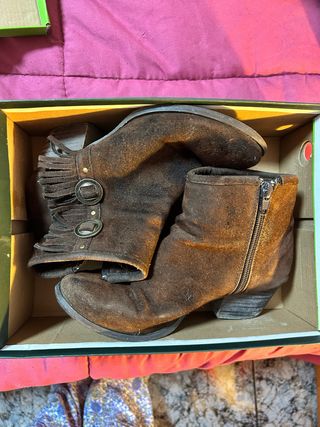 Botines marrones con flecos y cremallera