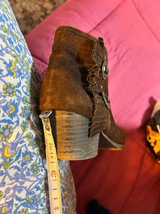 Botines marrones con flecos y cremallera