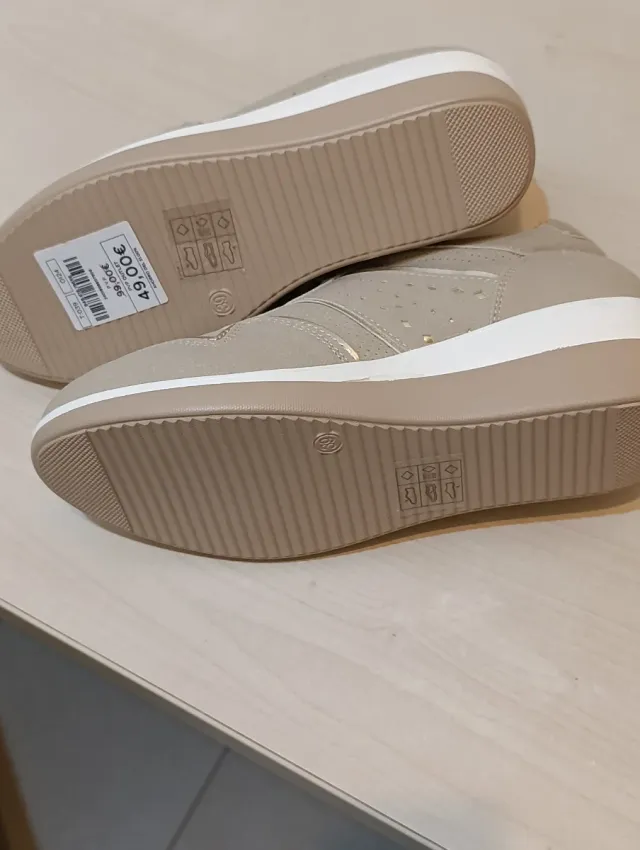 Zapatillas GR beige/doradas talla 39