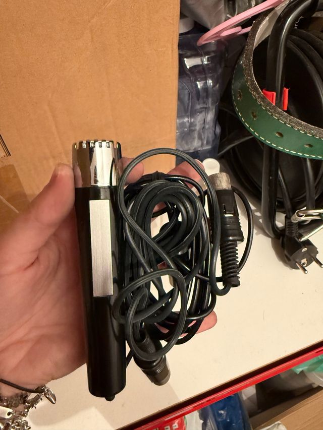 Micrófono antiguo con cable