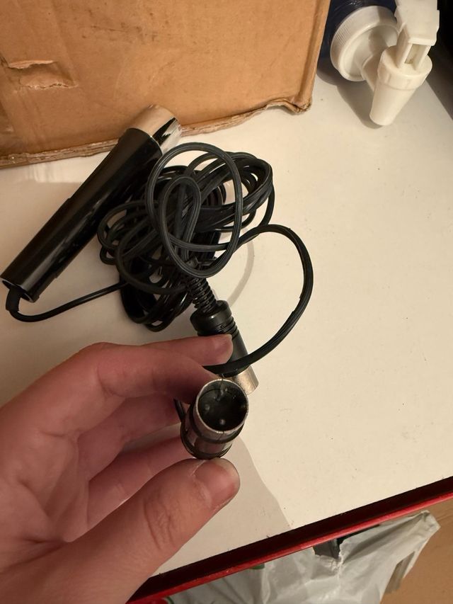 Micrófono antiguo con cable