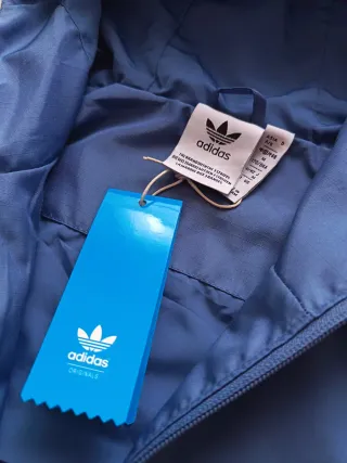 Cortavientos Adidas Azul con Rayas Blancas