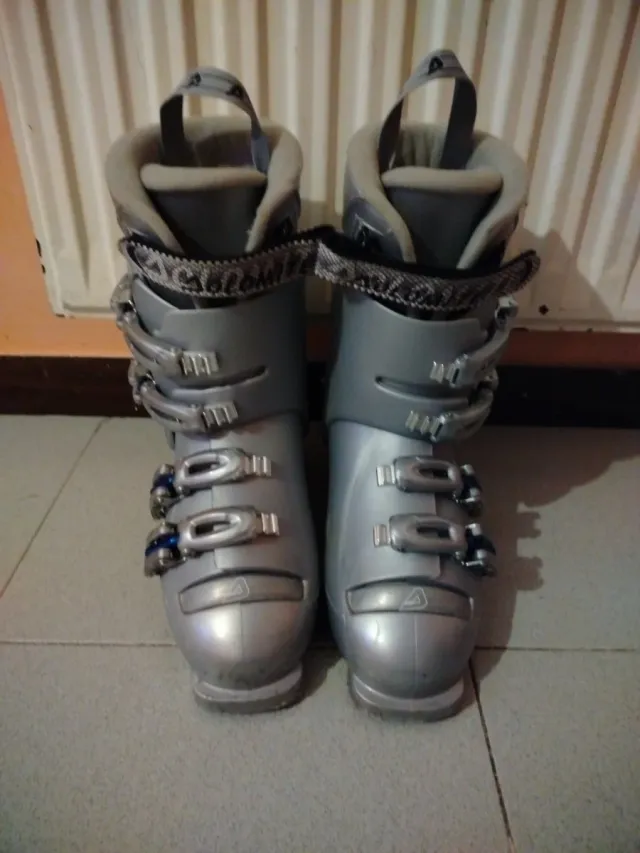 Botas de esquí plateadas