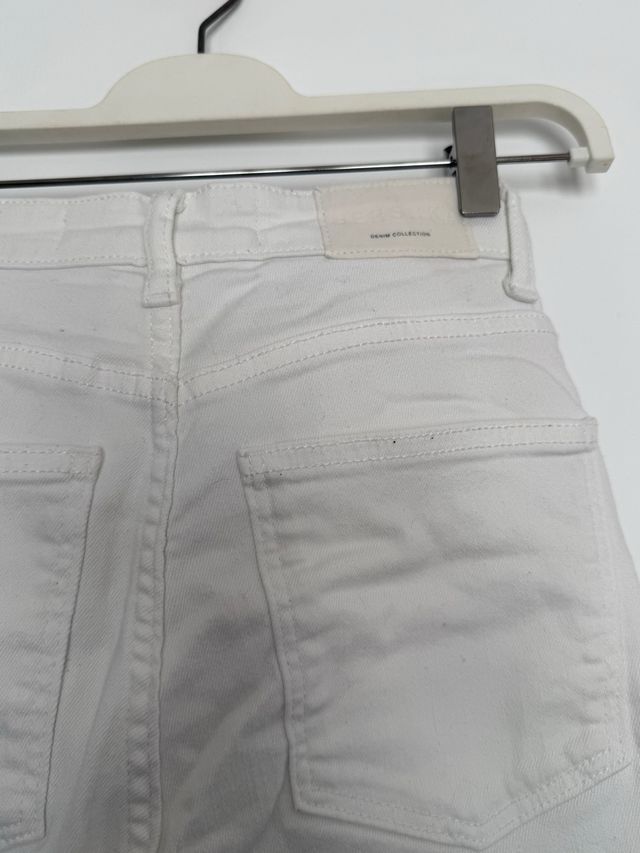 Pantalón vaquero Bershka blanco
