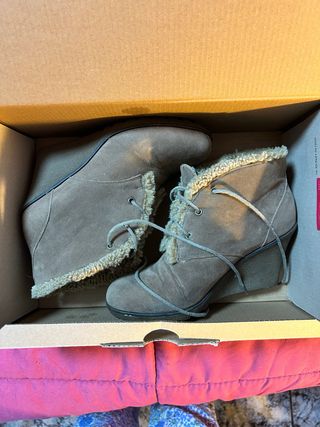 Botines marrones con cordones y cuña