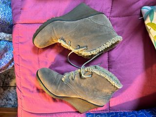 Botines marrones con cordones y cuña