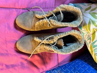 Botines marrones con cordones y cuña